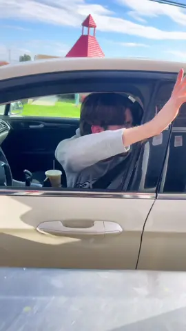 Theres only 1 window, the person behind couldn’t have possibly paid☠️