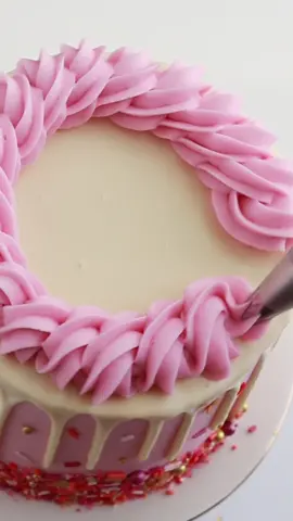 Mesmerized by this buttercream rope border technique #buttercream #ropebordercake #cakedecorating #ropeborder #pipingbuttercream  #valentinesdaycake