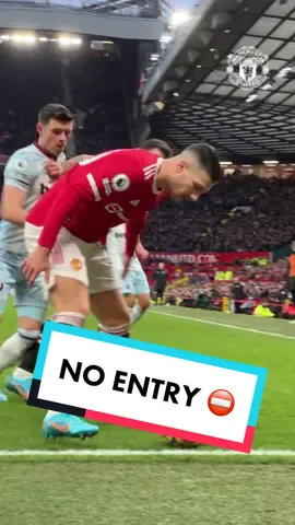 Protecting the ball ?⚽️  #UnitedOnTikTok #MUFC #ManUtd #diogodalot #PremierLeague