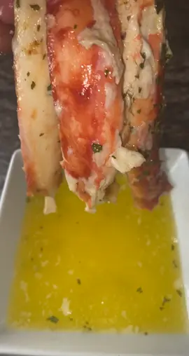 King crab legs dipped in lemon garlic butter sauce😋🦀#foodporn #foodtiktok #Foodie #seafood #kingcrab #kingcrablegs #crab #crablegs #seafoodlover