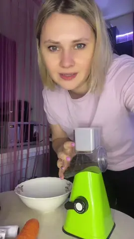 Вот такая простая, но очень удобная штука для тех кто травмирует пальцы обычной теркой🤣 #терка #лайфхак #удобно