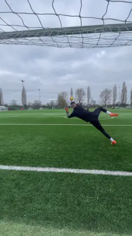 Favourite save⁉️🙌 #goalkeeper #goalkeepertraining #foryoupage #fyp #foryou #football #satisfying #satisfaction