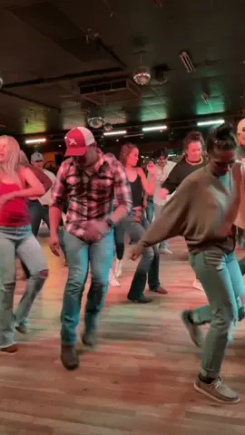 It was a such a great night of dancing my legs were sore after this! #wobble #linedance #newdance #elfitup #littlerock #arkansas #party #club #nightclub #countrybar #dancing @eclittlerock @ecfortsmith