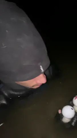 Plonger la nuit pour ne pas déranger les golfeurs, qui est chaud de venir avec nous??🤿 #pourtoi #golftiktok #foryou