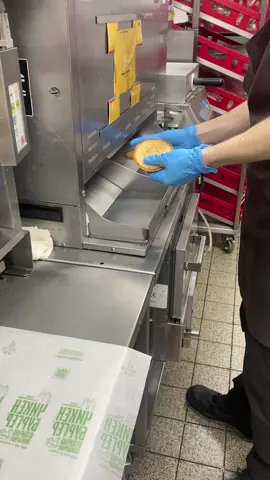 Ваш Любимый чикенбургер😍 Какие бургеры ещё хотите увидеть?🤔 #мак #работамечты #готовимдлявас