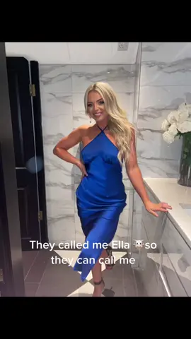 #femalefarmer #agriculture #countrylife #farminguk #agriculture #farminguk #cows #tractors #dairyfarmer #johndeere #argi #countryclothing #milking