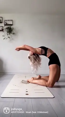 Bow to Camel pose 🧘‍♀️ This one was trickier than it looks 😅 #yogatransitions #yogachallenge #mobilitychallenge #closeyourrings #foryoupage