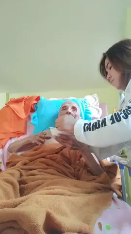 วันนี้หลวงตาฉันข้าวกับน้ำพริก ฉันได้เยอะมากๆ บอกว่าตอนเย็นเอามาอีกนะ อร่อย5555  หลานจัดให้คะ จะได้แข็งแรงๆน๊า