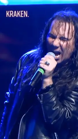 el Titán Elkin Ramírez y su banda kraken interpretando uno de sus grandes . Muere Libre.