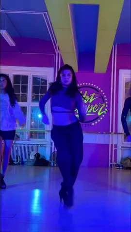 Hvad er klokken, når du ser videoen? Dc: me 🙋🏽‍♀️ #danishdancer #aktivlivsstil #endeligweekend #ladancers