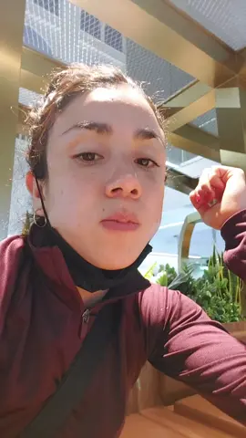 Comiéndome un burrin de pollín en dubai 😎