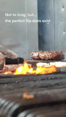 🤌 chef's kiss #burgerlover #halal #smokyboys #flipburger #foryou #fyp #foryoupage #satisfying #fire #halalfood #londonfoodie