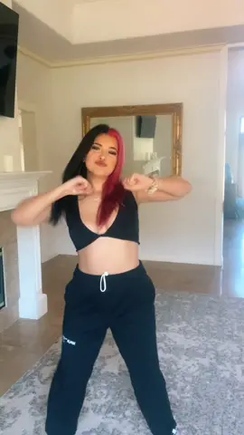 me walking in the beginning 🧍‍♀️NEW HAIR THOUGH