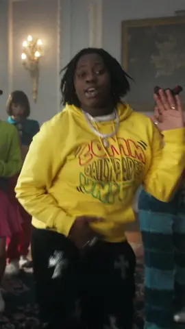 CHILE the #ownbrandfreestyle tiktok dance has made its way to the Official Music Video 💁🏻‍♀️🤪 #neverbeenwithabaddie @dreyamac @felixthe1st_