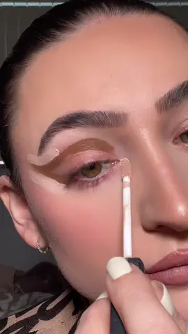 Eye lift with makeup ⬆️ #eyelift #eyeliftmakeup #eyelifthack #makeuphacks #viralmakeup