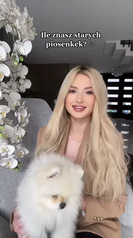 Uwielbiam stare piosenki. Chodziło się na ognicha i potańcówki 🔥❤️ jaka jest Wasza ulubiona stara piosenka?