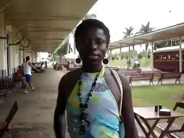 LAILA DOMINIQUE - É BICHA