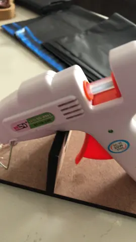 Um minuto de silêncio para a melhor Pistola, com melhor custo benefício do mercado. #pistola #pistoladecolaquente.   @ciadoaplique www.ciadoaplique.co