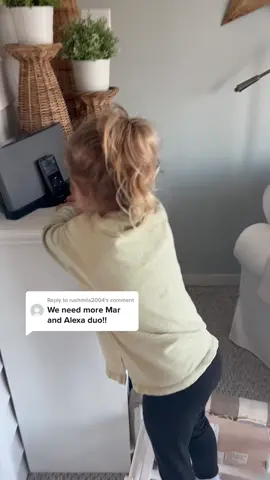 Reply to @rushmila2004  This was unfair because it’s not actually an Alexa 😅 (Mar got scratched by a dog, not Zoey) #alexa #feliznavidad