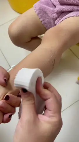 I can't believe my eyes! Glad that it gets her thoroughly clean and also super gentle to my baby's skin! #bathsponge #bath #babybath #baby #bathcloth