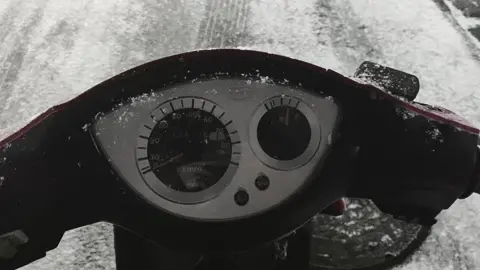 Đi làm về mà tuyết rơi quá trời #눈 #나쁜 날씨 #손놓다