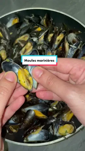 si tu n’aimes pas les moules cette recette va te faire changer d’avis 😅😍// mes recettes sont sur IG: habiba_cooks✨ #tiktokacademie #moulesmarinieres
