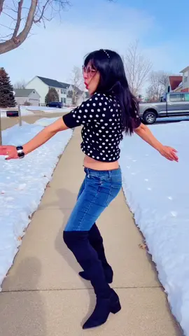 When the desire of dancing on this trending song 💃🏼 🥰 is more than the scare of -2F 🥶 ❄️ #trending #fyp #teribaatonmein #viral  #happyritz