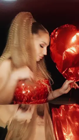 Przygotuj się na brokat z nową kolekcją od @semilac.pl Semilac - Love is in the nails! ✨😍 Razem z przyjaciółkami świętuj walentynki w barwach miłości ❤ #LoveIsInTheNails #newnails #semilac #współpraca