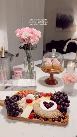 girls night in 💌 #galentines #galentinesday #galentinesparty #galentinesday2022 #girlsnight