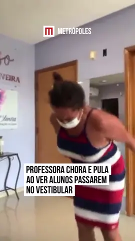 #Professora chora e pula ao ver alunos passarem no #vestibular. A docente de português em uma escola do #Pará se emocionou #TikTokNotícias
