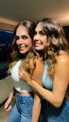 Por qué nos miran tanto? 🤣 @marianaduque.88 @Gemelasduque #gemelasduque #gemelastiktok #mariantoduque #twins #morochas #parati