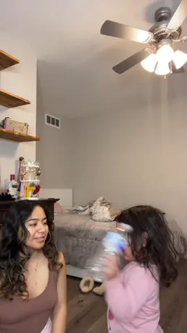 La unica razon que seguimos intentado este video fue Porque pudo tirarme la botella 😭😂