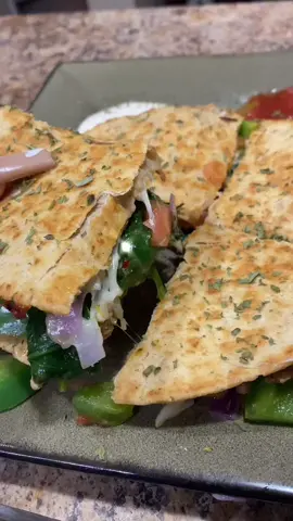 Ranch chicken quesadilla! #tacotuesday #quesidilla #chickenquesadilla #vegetablequesedilla #homemadequesidillas #homemadefood #cookwithme