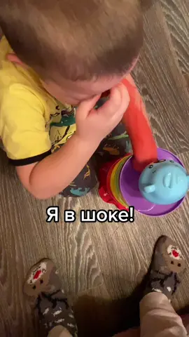 Руку вытащили. Просто пальчики прижала плотнее. Вот такая безобидная игрушка🤯 #декретныебудни #мамавкубе #охужэтидетки
