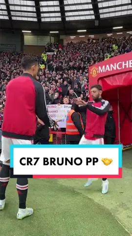 “After you, lads” 😎🤝  #UnitedOnTikTok #MUFC #ManUtd #ronaldo #cr7 #brunofernandes #paulpogba