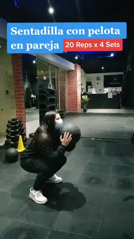 Rutina sentadilla con pelota en pareja. #felizdiadelamorylaamistad💖  #rutinapareja#gym#amoelgym❤️