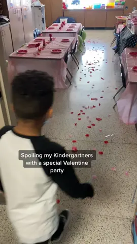Valentine’s Day in Kindergarten 🥰 #LaysGoldenDuet #AVrboForTogether #teacher #teachersoftiktok #teaching #fy #viral