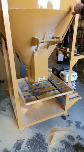 Mezclador vertical con motor a gasolina #balanceado #pastura #IAR #mezclando