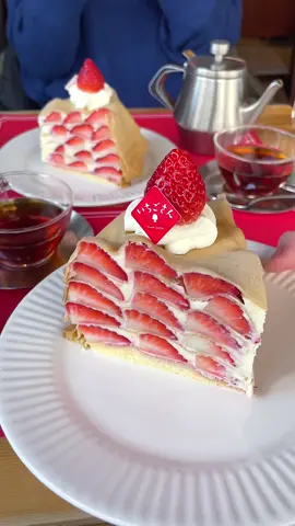 いちごが5層のミルクレープ🍓かわいい食べ物はきれいに食べるのがむずかしい #東京グルメ