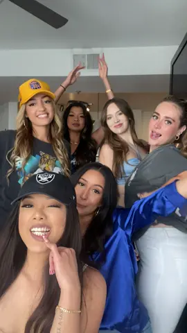 When you and your college besties all link up in LA for super bowl #superbowlsunday #superbowllvi #gorams