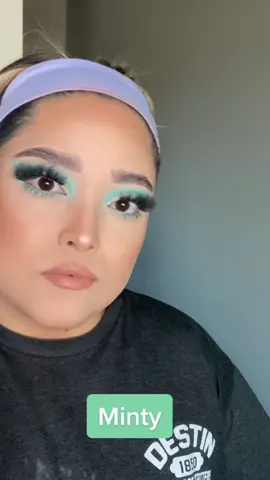 Using the mint palette from @hudabeautyshop #makeup #makeuptutorial #eyeshadowtutorial #minteyeshadow #cutcrease #foundationroutine #skincare #beauty