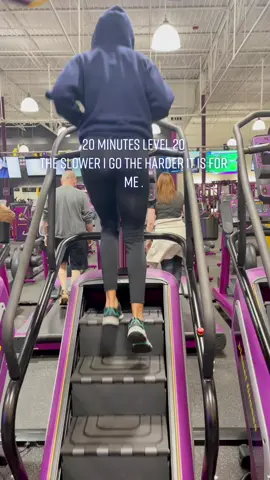 Lower speed is harder for me ! #stairmaster #burnfatworkout #smallwaist #blackfitness #health #fyp