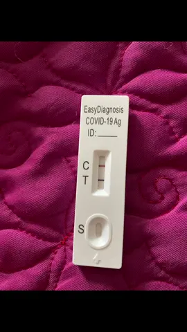 Mọi người ơi cho e hỏi là e test lên 2 vạch đậm như này có việc gì k ạ.tại e thấy mọi người test 1 vạch mờ mà e cả 2 vạch đều đậm
