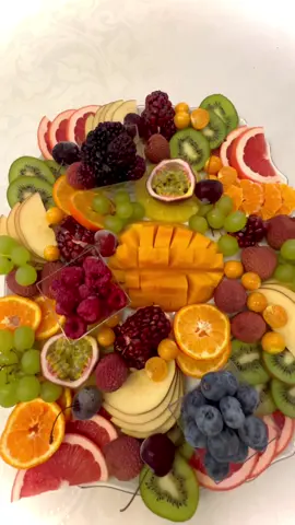 Вариант фруктовой подачи от Байранишки! #фрукты #ягоды #подачаблюд