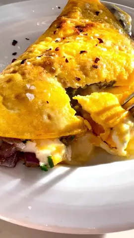 Breakfast, lunch, dinner… this mushroom-chive-havarti-goat cheese omelet is an anytime kind of meal. Bonus if you have bacon. 🎉 full recipe on IG #ketoeating #omeletrecipe