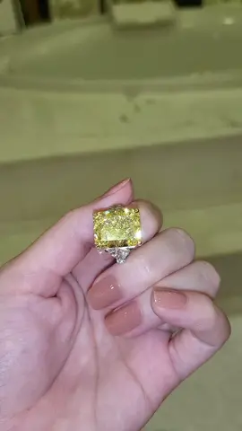 Nghe bảo khoe của giờ này ít bị để ý . Cơ mà đá nam phi đẹp ha 🤣