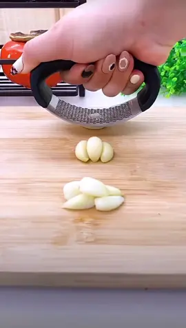 É inovação na cozinha que vocês querem?! Então toma esse espremedor de Alho em Aço inox.  Mãos cheirando a alho nunca mais!! Perfeito! 🤩 Eu já garanti o meu, corre e garante o seu também pelo nosso site! LINK NA BIO Aproveita o #FRETEGRÁTIS para todo Brasil! 🛒🇧🇷🛍 #TudoLardigital #inovação #util