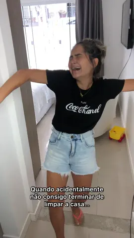 Gente, eu tropecei e caí 🤡 #donadecasa #limpandoacasa #foryou #fy