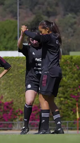 🎶💃🏻 ¡A-man-da, baila con la banda! ¡La #Sub20Fem al 💯 para el Premundial en 🇩🇴! #MiSelecciónMX #T#TikTokDeportesFutbolMexicano #FutbolFemenil