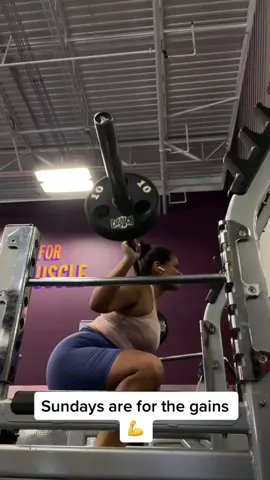 Sundays are my favorite days to workout 🏋🏻‍♀️ what’s yours? #gymmotivation #GymLife